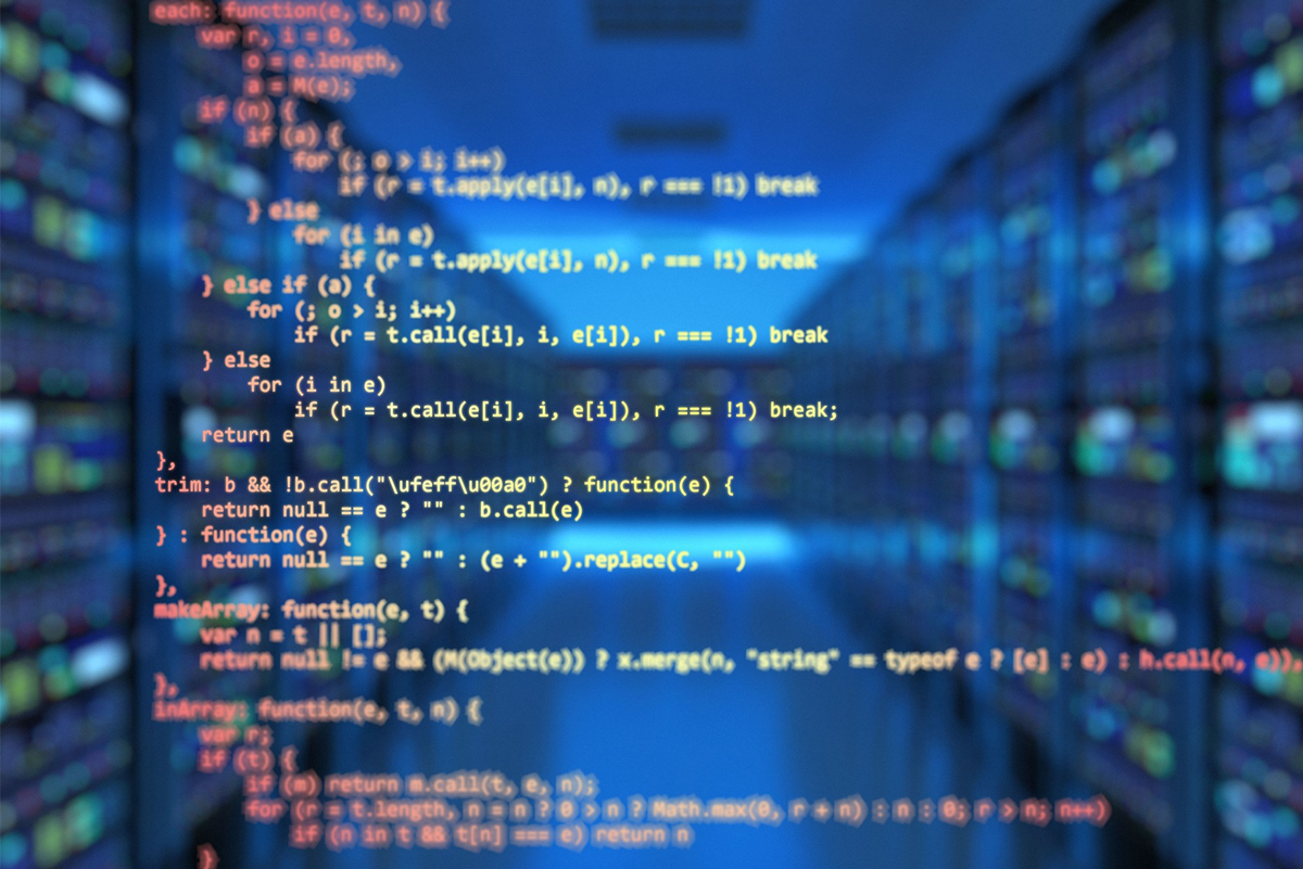 Photo représentant des lignes de code et une salle de serveurs