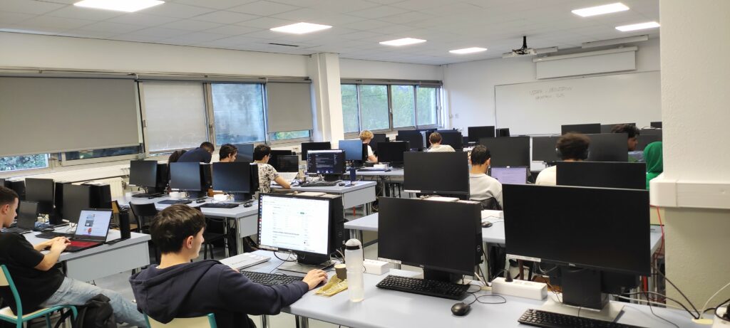 Photo pendant le hackathon ia montrant les élèves en train de travailler