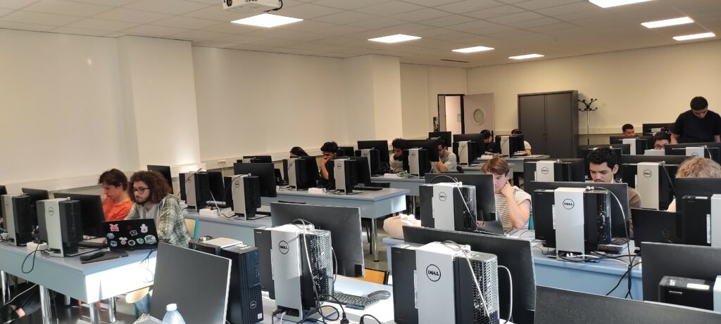 Photo pendant le hackathon ia montrant les élèves en train de travailler sur des ordinateurs