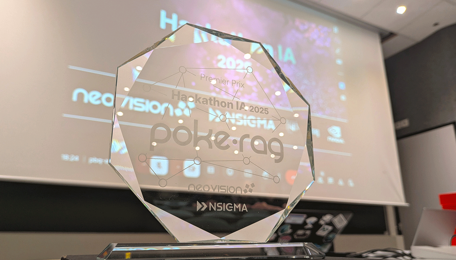 Image de couverture de l'article qui montre le trophé du hackathon