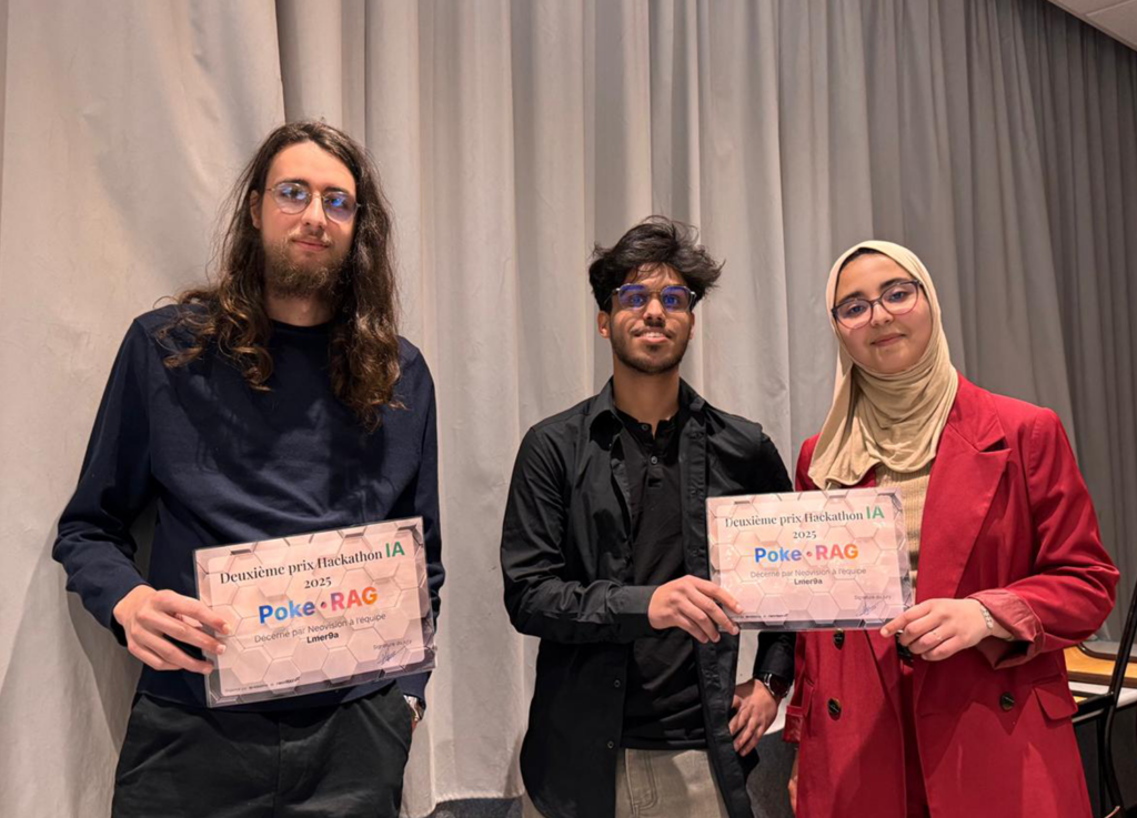 Photo de l'équipe arrivée deuxième au hackathon IA